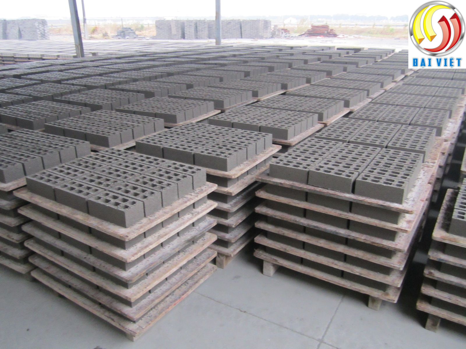 gạch block xi măng bê tông cốt liệu qt10